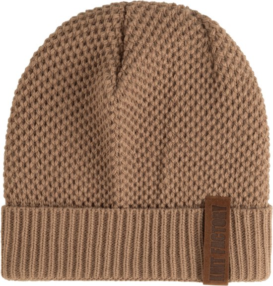 Bruine gebreide beanie met ribboord en bruin leren label met 'KNIT FACTORY' tekst.