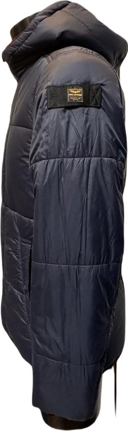 Zijzicht van een donkerblauwe PME Legend jas met rits en capuchon. Kwart cirkel opgestikte vakken.