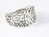 Opengewerkte zilveren ring met bloemen patroon - maat 19