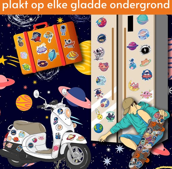 Een digitale weergave van een koffer, koelkast, scooter en skateboard bedekt met ruimte-thema stickers, inclusief astronauten, planeten en raketten.