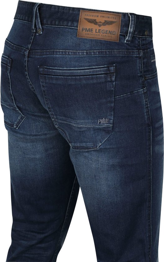 Detail van de achterkant van een donkerblauwe PME Legend jeans met patch.