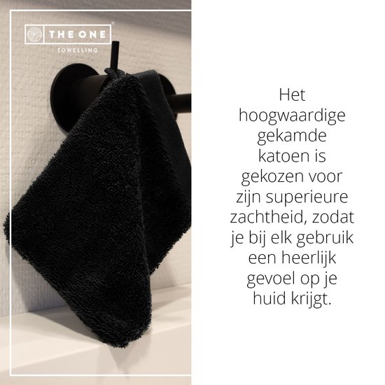 Zwarte washand van zacht katoen, hangend aan een haakje.