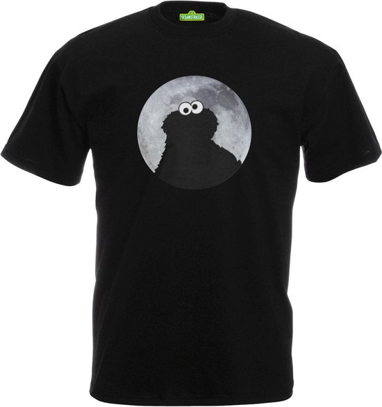 Zwart t-shirt met op de voorkant een silhouet van Cookie Monster met grote ogen tegen een volle maan.