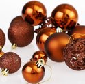 Een verzameling bruine en koperkleurige kerstballen in verschillende formaten, glanzend en mat, met glitter en ornamenten.