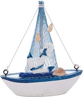 Houten zeilbootmodel met visnet, anker, schelp en nautische maritieme decoratie voor thuis als tafelornament.