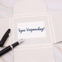 Open luxe enveloppe met pen en een kaart met de tekst 'Fijne Verjaardag!'.