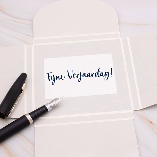 Open luxe enveloppe met pen en een kaart met de tekst 'Fijne Verjaardag!'.
