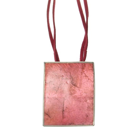 Behave Ketting van suede met rechthoekige schelpenhanger