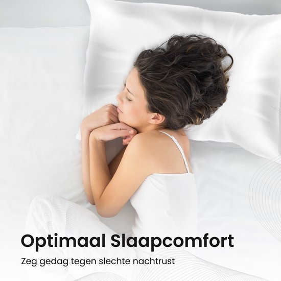 Vrouw slaapt op haar zij op een wit satijnen kussen. Tekst: Optimaal Slaapcomfort.