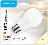 Modee Lighting - Lampe LED E27 A60 - 8,8W 4000K - Capteur crépusculaire