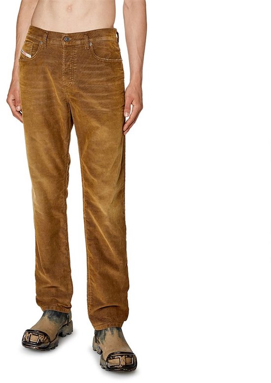 Bruine Diesel corduroy broek, voorkant met knoopsluiting en zakken, gedragen door een model.