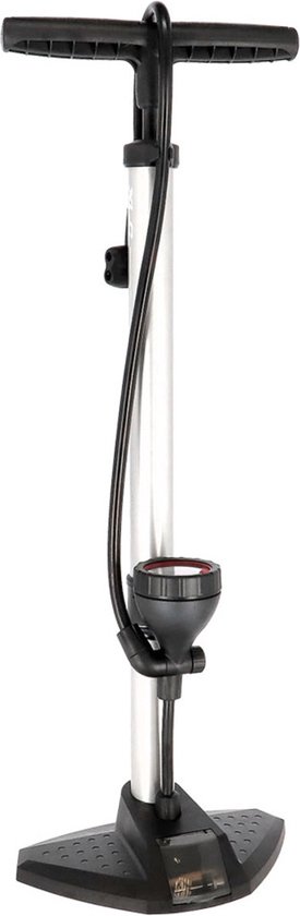 XLC PU-S05 fietspomp met een zilverkleurige cilinder, zwarte handgreep en een drukmeter.
