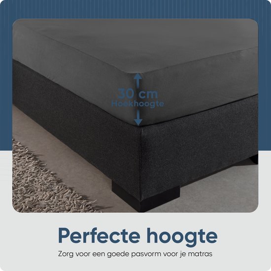 Donkergrijs hoeslaken op een matras met 30 cm hoekhoogte. Perfecte pasvorm.