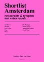 Roze boek 'Shortlist Amsterdam' met zwarte tekst, met een lijst van restaurants.