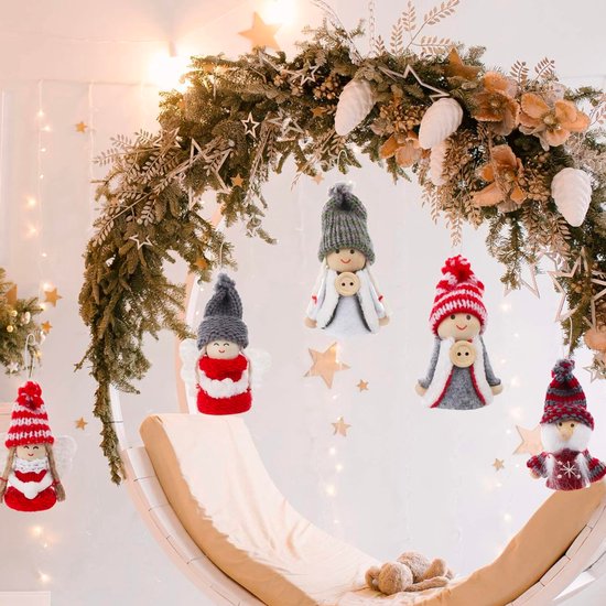 Cinq ornements de Noël : anges et gnomes en rouge, blanc et gris, décorant un arbre de Noël.