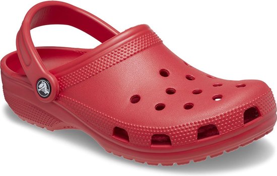 Rode Crocs Classic klomp, schuin vooraanzicht met hielband.