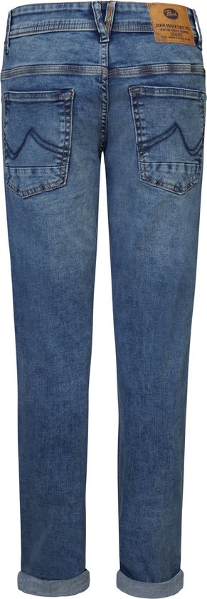 Lichtblauwe spijkerbroek met regular tapered fit, gewassen look en casual zakken. Met rolmouwtjes aan de onderkant.