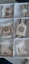 Kersthangers/ winter hangers- handschoenen slee schaatsen kleding / bruin of crèmekleurig