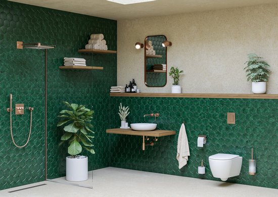 Luxe badkamer met groene wandtegels, een ronde waskom op een houten plank, en een toilet.