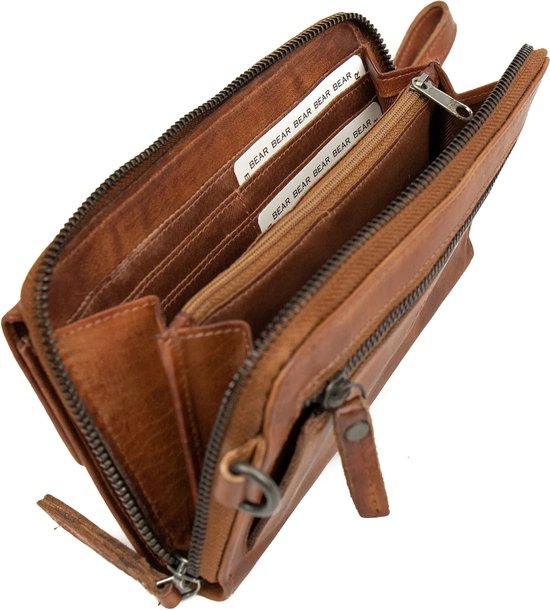 Lichtbruin leren telefoontasje, cognac kleur, open van binnen met ritsen en vakken.