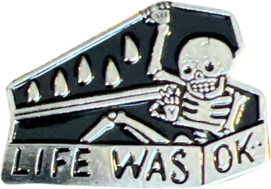 Grafkist Life Was OK Skelet Emaille Pin 3.5 cm / 2.5 cm / Zwart Zilver