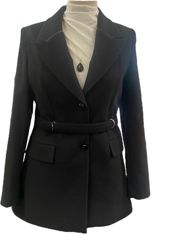 Zwarte getailleerde blazer met reverskraag, ceintuur en goudkleurige gespjes.