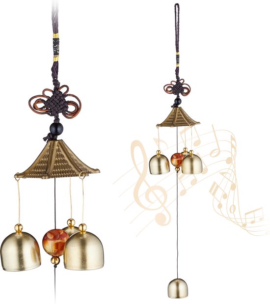 Twee gouden windgongs met piramidevormige daken, klokjes, bruine kralen en muzikale notenillustratie.