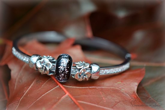 Urn-Gedenk Dames Armband rvs zilver Bangle maat M (dia 59mm)-Crematie-as Glasbedel Zilver glinstering én 2 x 925 Zilver Bloem bedels - 2 rvs Stoppers- Armband Voor Dames-Herinneringssieraad-Assieraad-As verwerking in glas-Herdenkingssieraad-Asarmband