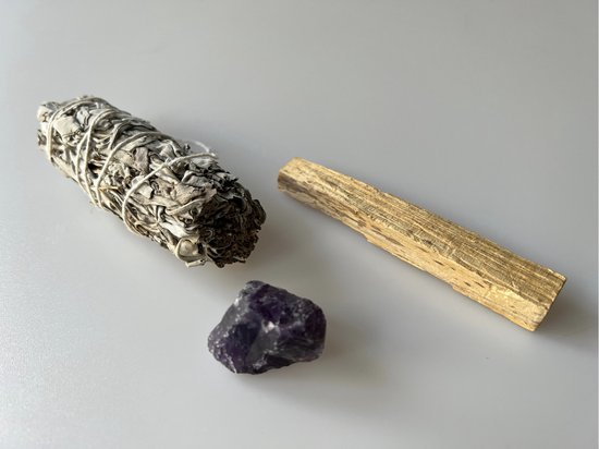 Bundel witte salie, een stuk palo santo hout en een ruwe amethist kristal.