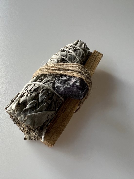 Bundel witte salie, palo santo hout en amethist samengebonden met touw.