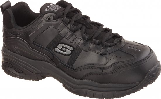 Zwarte Skechers werkschoen, schuin vooraanzicht, met veters en grijze S-logo.