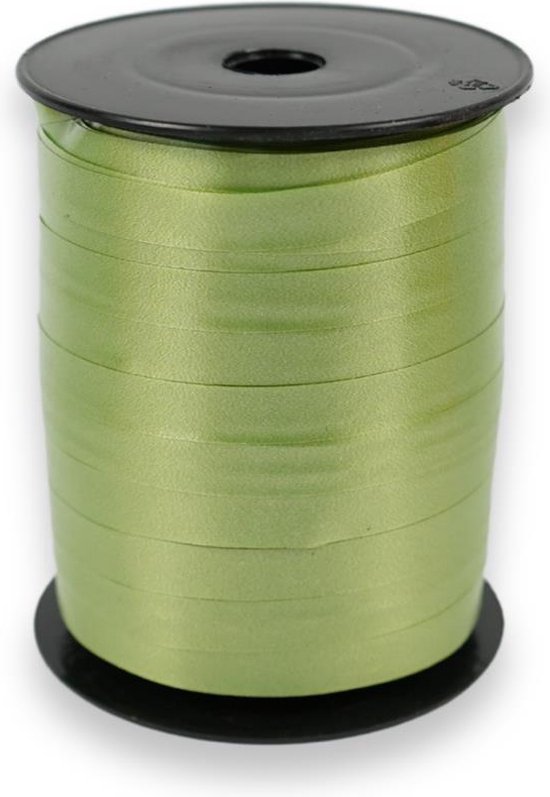 Een rol jadegroen krullint met een glanzende afwerking. Het lint is 10 mm breed en opgerold op een zwarte spoel.