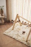 Houten babygym met speelmat met bosprints, met hangende knuffels van een muis, beer en olifant.
