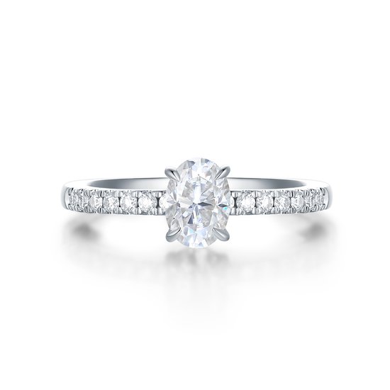 Nina - Platinum Ovaal Moissanite Ring met Pavé Zijstenen - 0.9 karaat