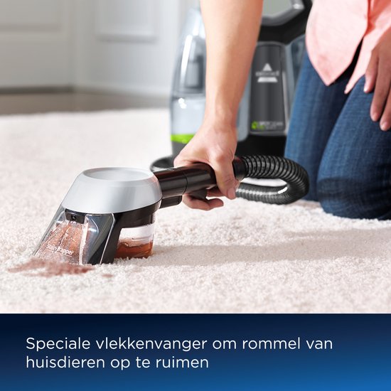 Main tenant le ramasse-miettes spécial du Bissell SpotClean Pet Select.