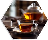 PVC Schuimplaat Hexagon - Thee - Glas - Theepot - Drinken - 30x26.1 cm Foto op Hexagon (Met Ophangsysteem)