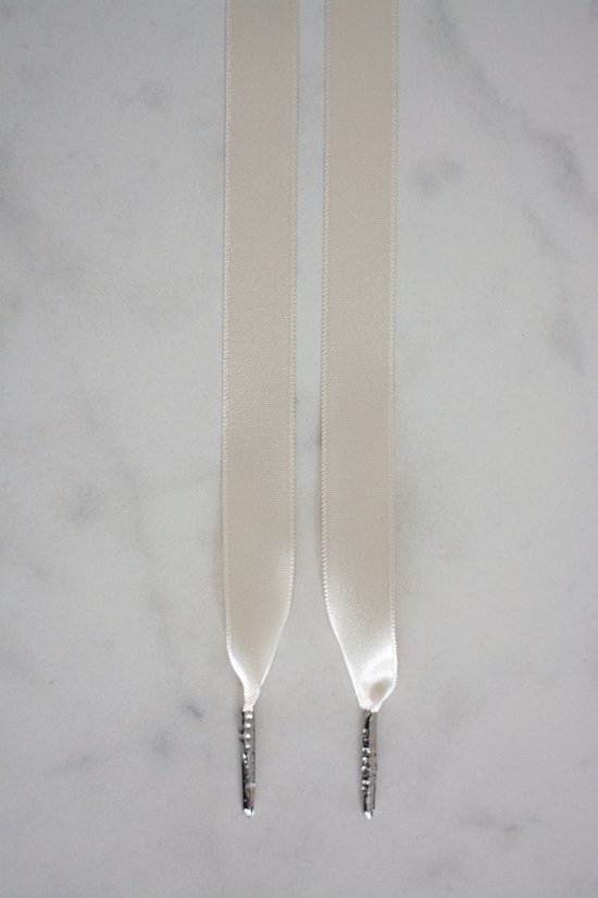 Schoenveters plat satijn luxe - ivoor wit breed - 120cm met zilveren stiften