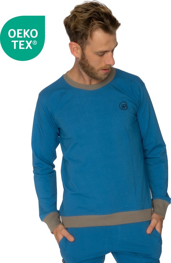 Man in blauwe pyjamashirt met grijze boorden en een klein logo op de borst. OEKO-TEX certificaat.