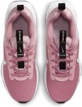 Bovenaanzicht van twee roze Nike sneakers met witte swooshes.