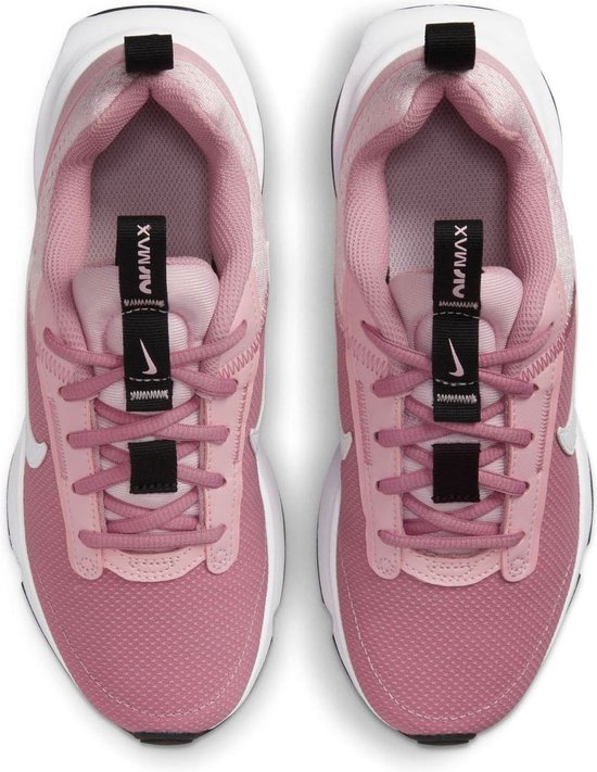 Bovenaanzicht van twee roze Nike sneakers met witte swooshes.