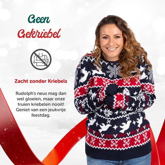 Vrouw in kersttrui met rendieren, sneeuwvlokken en kerstbomen in blauw, rood en wit.