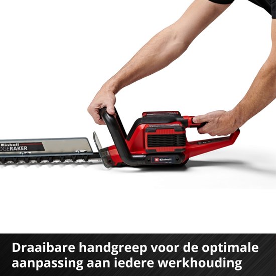 Handen passen de draaibare handgreep van de Einhell heggenschaar aan.