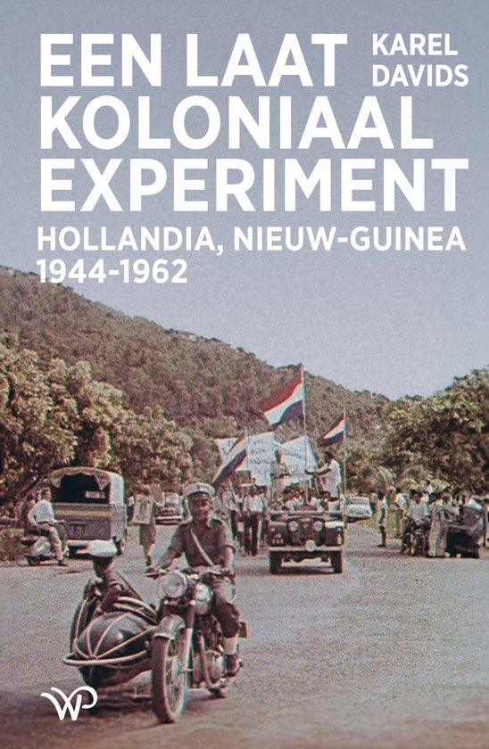 Boekcover met de titel 'Een laatkoloniaal experiment' en een foto van een parade met motoren en legervoertuigen in Nederlands-Nieuw-Guinea.