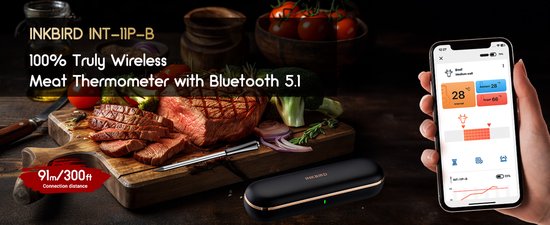 Een perfect gegrilde biefstuk op een houten plank, met thermometer en smartphone die de INKBIRD app toont.