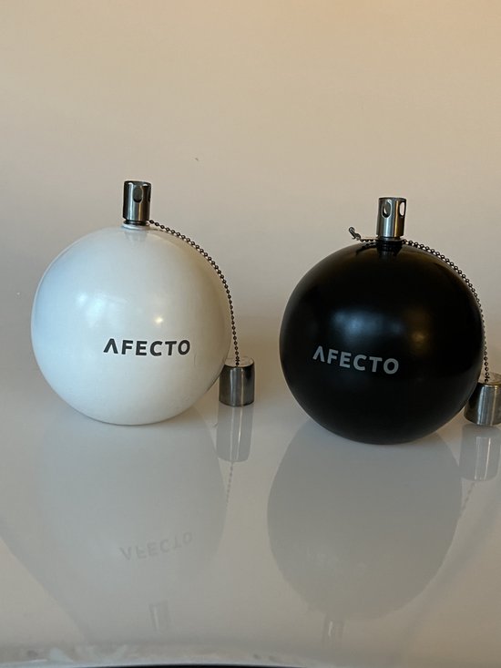 Zwarte en witte bolvormige olielamp van Afecto met Afecto logo. Met metalen dop aan ketting.