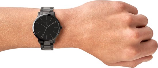 Armani Exchange herenhorloge met zwarte band, gedragen om een pols.