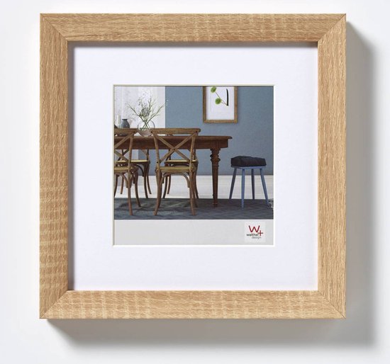 Houten fotolijst van licht eikenhout met een witte passe-partout en een interieurafbeelding van een tafel met stoelen.