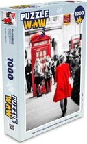 Puzzel Zwart-wit foto van een vrouw die met een rode jas in de straten van Londen loopt - Legpuzzel - Puzzel 1000 stukjes volwassenen