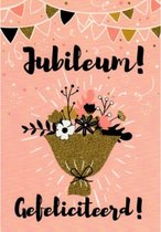 Jubileum! Van harte gefeliciteerd! Een fleurige kaart met een bos bloemen en natuurlijk de slingers bovenin! Een leuke kaart om zo te geven of om bij een cadeau te voegen. Een dubbele wenskaart inclusief envelop en in folie verpakt.