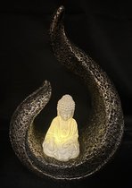 Polyresin solarlamp "zittende boeddha" - model 2 - brons kleurig- met 1 LED - Staand model - hoogte 14.5 x 6 x 15 cm - Tuindecoratie - Tuinverlichting
